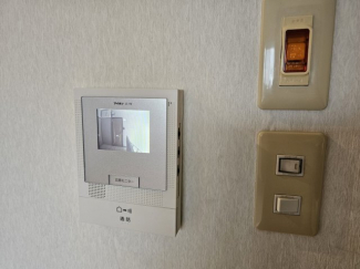 モニター付きインターホンで安心です。非常ベルも付いていますよ。