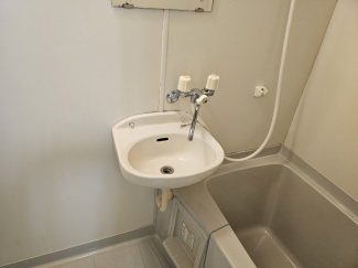 浴室内に洗面台があります