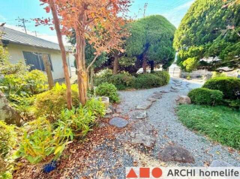 エントランスからのお庭。