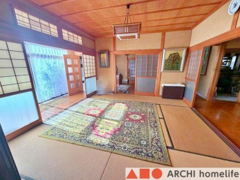 １Ｆ玄関横の８帖和室です。