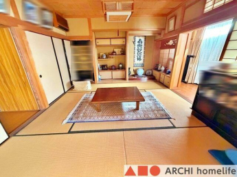 １Ｆ仏間のある８帖和室です。