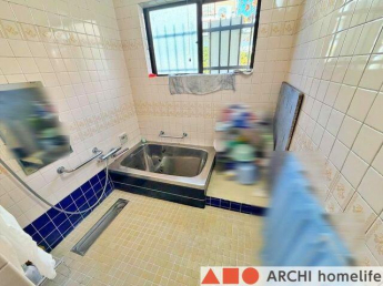 窓のある浴室。