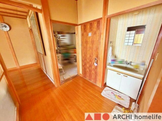 階段横スペースの洗面台。