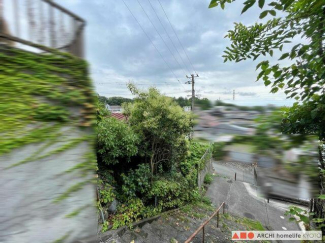 階段の途中から敷地に入ります。