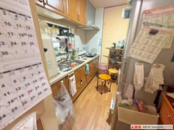 南向きのキッチンスペースです。上部の吊収納と台下収納にたっぷ