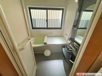 大きな窓のある浴室。浴槽にお湯を溜めてゆっくりと入浴していた