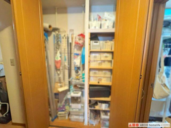 1Fホールにある収納。日用品のストックや掃除機などの収納に便