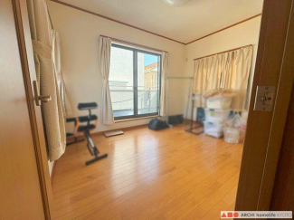 バルコニーのある6帖洋室。南・東・北面に窓があります。風通し