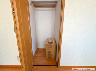 バルコニーのある6帖洋室の収納。