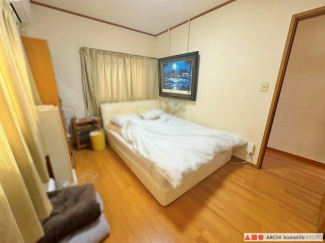 南西側にある6帖洋室。