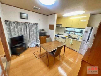 キッチンは壁付けなので、ダイニングテーブルを置いても十分なス