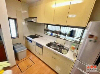 ＩＨクッキングヒーターと食洗機の付いたキッチンです。レンジフ