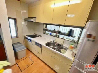 ＩＨクッキングヒーターと食洗機の付いたキッチンです。レンジフ