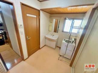 洗面室です。お手洗いもあります。