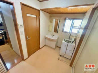 洗面室です。お手洗いもあります。