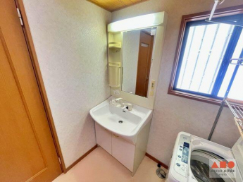 シャワー付き洗面台です。ミラーは大きく、収納もあります。