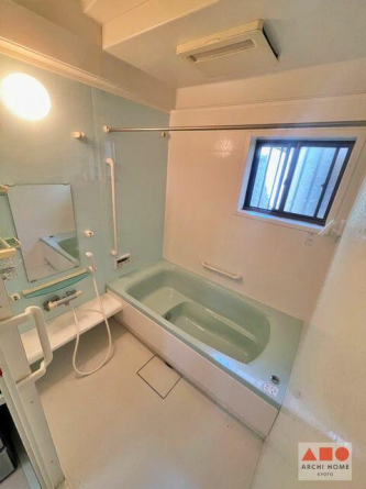 浴室暖房換気乾燥機付きの浴室。自動お湯張りもでき、浴槽にお湯