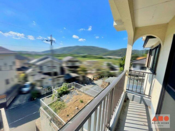 洋室からバルコニーに出られます。