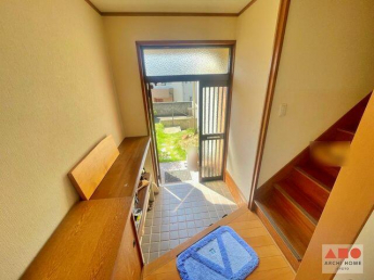 階段は玄関土間を上がってすぐのところにあります。