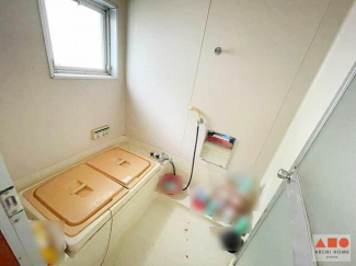 窓付きの浴室。お湯を溜めて入浴していただけます。