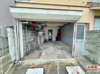 シャッター付きガレージです。駐車は1台可能です。