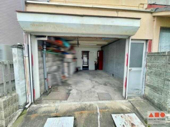 シャッター付きガレージです。駐車は1台可能です。