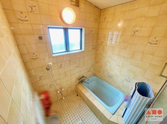 窓付きの浴室。