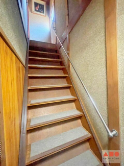 玄関ホールの奥にある階段。