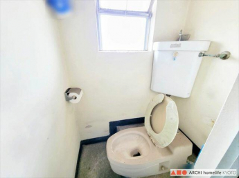 お手洗い。窓があるので換気できますね。