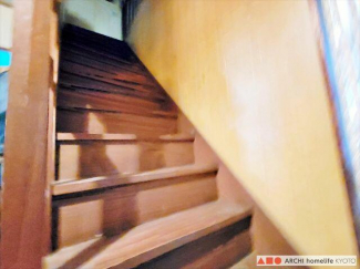 メゾネットタイプなので、室内に上階へ行く階段があります。