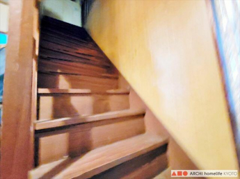 メゾネットタイプなので、室内に上階へ行く階段があります。