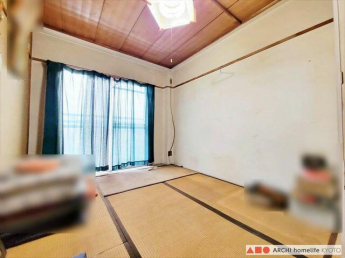 南向きの6帖和室。南面の掃き出し窓から明るい陽射しが入ります