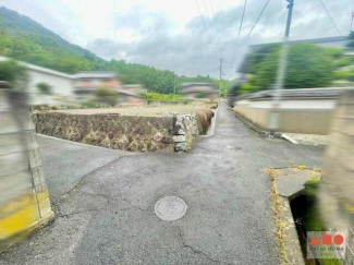 正面がお土地の東側道路、お土地の手前が南側道路です。