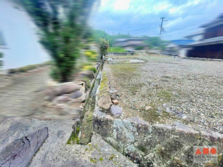 南側道路から見た北方面の写真。