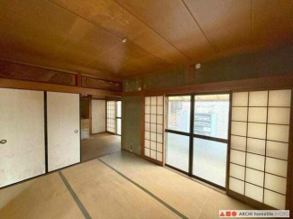 床の間のある6帖和室から、隣接するもう一つの6帖和室方面を撮