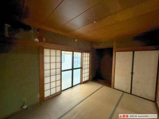 床の間のある6帖和室。南向きで、日中は暖かな陽射しが入ります