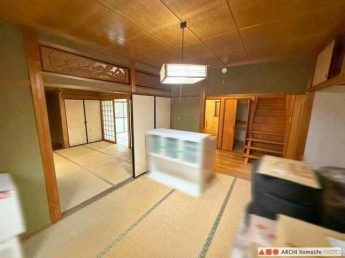 たっぷりの押入収納がある6帖和室から廊下方面を撮影。