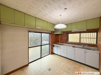 壁付けのキッチン。IHクッキングヒーターと、調理しやすい広々