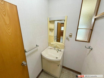 ミラー横と台下に収納あり！水栓はノズルが伸びるシャワー付き！