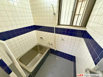 浴槽にお湯を溜めてゆっくりと入浴していただけます。窓もあるの