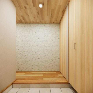 玄関横には扉付きのたっぷりの収納スペース！