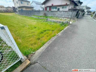 地面埋込のブロックより奥が対象のお土地です。