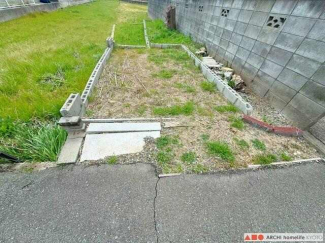 地面埋込のブロックからブロック塀の間が本物件地の接面です。接