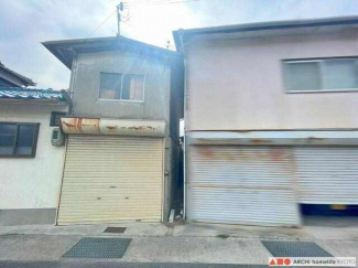 シャッター付きガレージ(写真左側)。駐車は1台可能です。