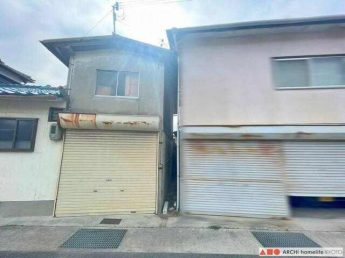 シャッター付きガレージ(写真左側)。駐車は1台可能です。