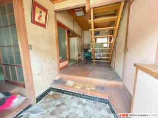 内玄関。写真右側のドアは7帖洋室に、左側は縁側に繋がります。