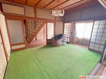 玄関横5.2帖の縁側のある和室。