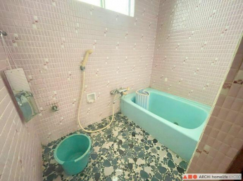 窓付きの浴室。