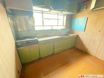 壁付けのキッチン。