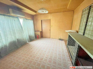 1F7帖の洋室。廊下に面している壁に内窓が設けてあります。